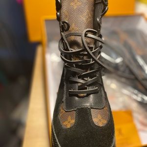 Louis Vuitton laureate boots women’s (BrandNew)